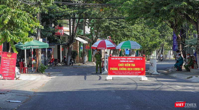 Trên các tuyến đường, chốt kiểm soát dịch được thiết lập với lực lượng công an hoạt động 24/24 (chốt kiểm soát trên đường Phan Châu Trinh)