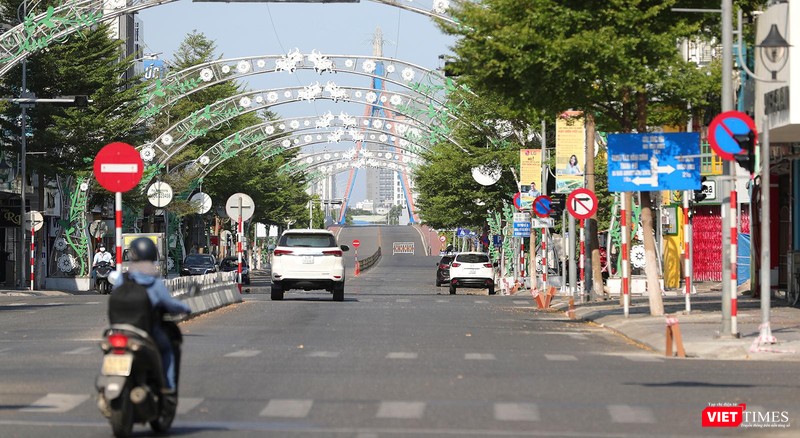 Đường Lê Duẫn nhìn về cầu Sông Hàn với barie chốt chặn