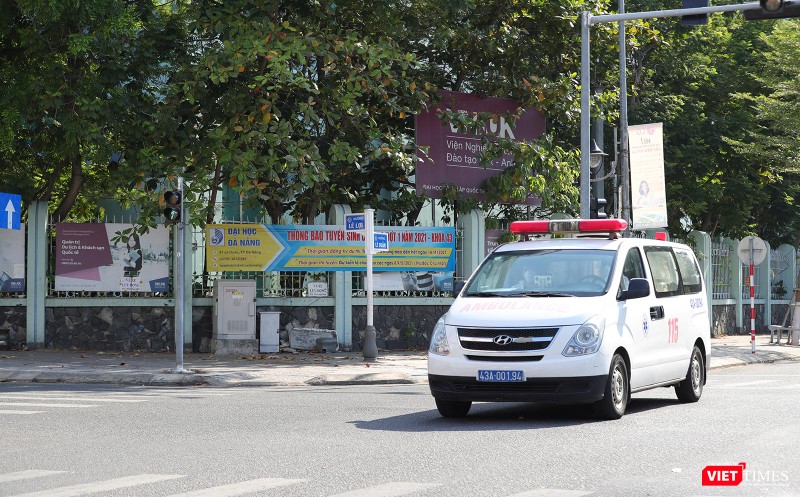 Xe cứu thương và tiếng còi hụ là hình ảnh thường gặp nhất trên các tuyến đường ở Đà Nẵng trong những ngày giãn cách