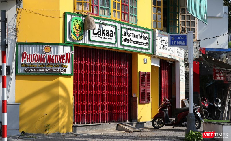 Hàng quán đóng cửa im lìm