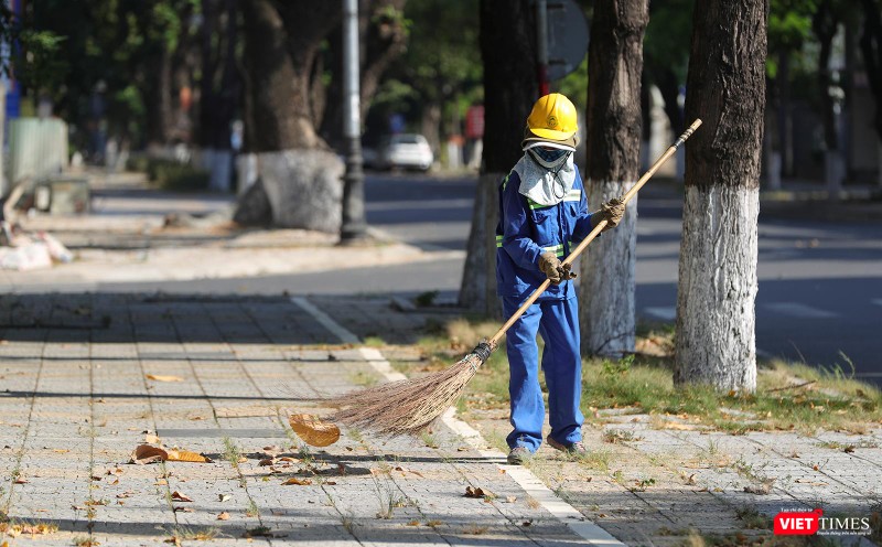 Công nhân vệ sinh cần mẫn giữ cho Đà Nẵng luôn sạch