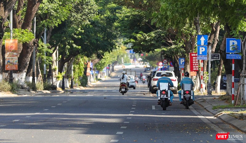 Đường Trần Phú vắng bóng người, chỉ có những công việc cấp thiết mới đi lại