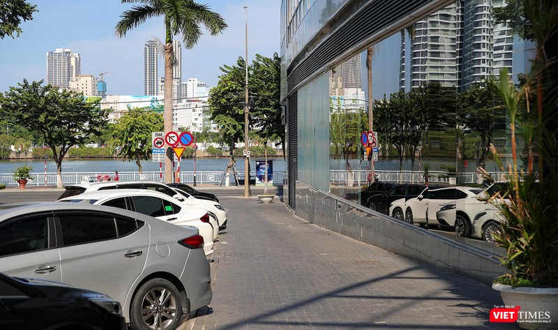 Lối đi bên hông Toà nhà Indochina Tower chưa bao giờ vắng người qua lại, nhưng khi cơn đại dịch ập đến, đây là cảnh đã diễn ra suốt thời gian qua