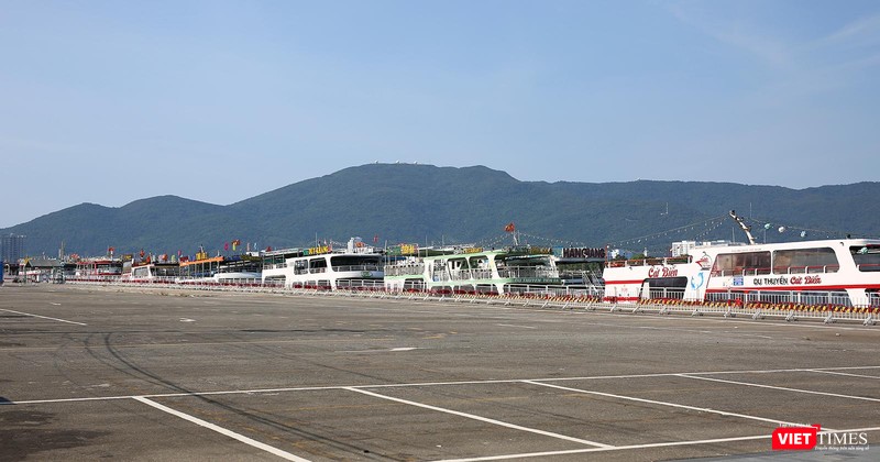 Bến du thuyền yên ắng