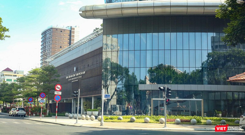 Trung tâm hành chính TP Đà Nẵng "khoác chiếc áo" lặng lẽ so với những ngày thường khi các hoạt động hành chính được áp dụng trực tuyến