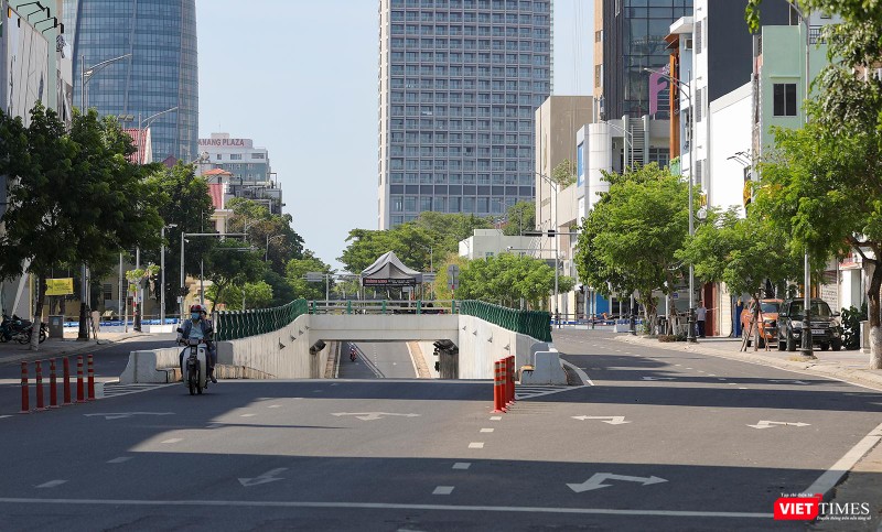 Hầm chui phía tây cầu Sông Hàn nhìn về toà nhà Trung tâm hành chính TP vắng vẻ