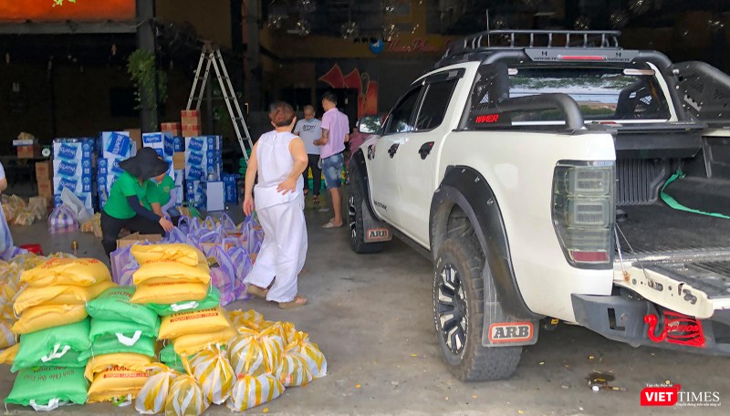 Những chuyến xe thiện nguyện khẩn trương bốc xếp hàng nhu yếu phẩm để chuyển đi hỗ trợ các trường hợp khó khăn trên địa bàn TP Đà Nẵng