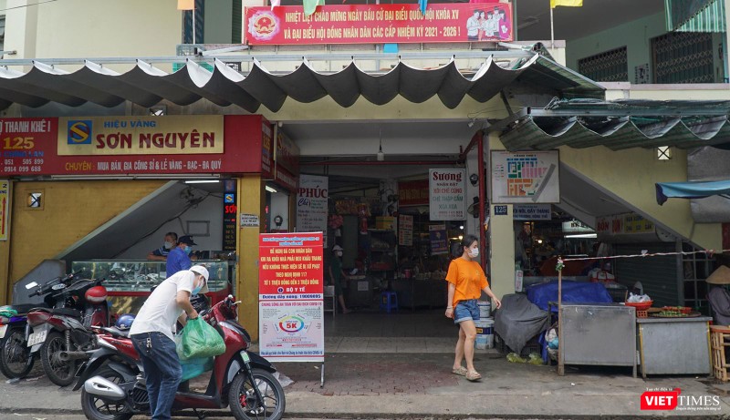 Chợ truyền thống không còn cảnh chen lấn như mấy ngày trước