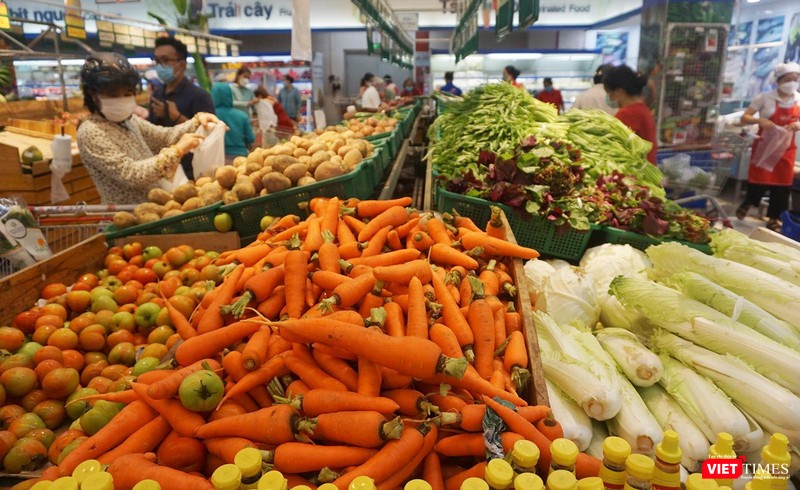 Tại siêu thị, rau củ quả cũng được nhập về
