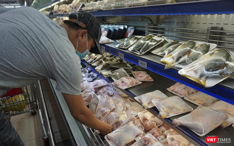 Người dân thoải mái lựa chọn để chuẩn bị cho 7 ngày phong toả tuyệt đối