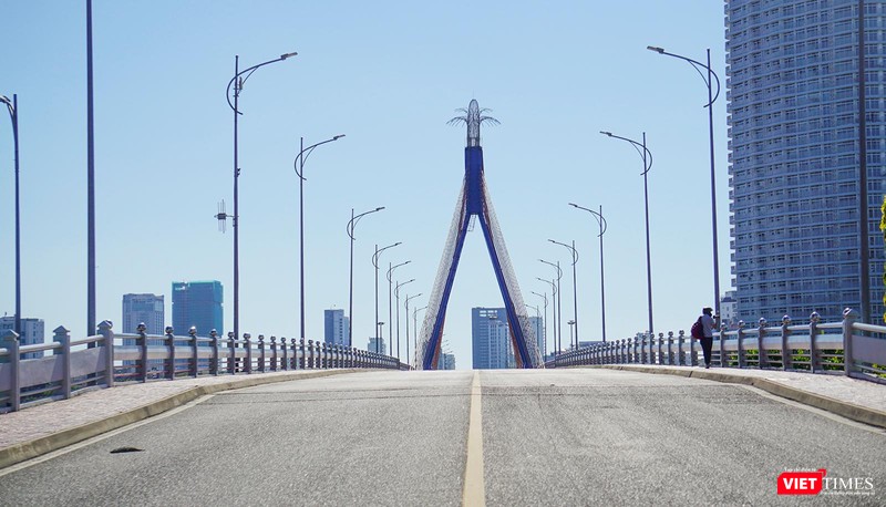 Cầu quay Sông Hàn trong ngày toàn TP Đà Nẵng thực hiện "ai ở đâu ở đó"
