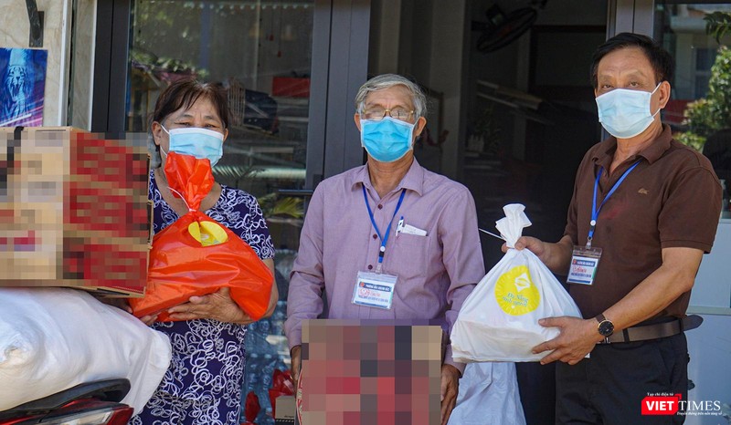 Người dân Đà Nẵng nhận được nhu yếu phẩm hỗ trợ từ TP và các mạnh thường quân trong thời gian thực hiện giãn cách xã hội vì dịch COVID-19