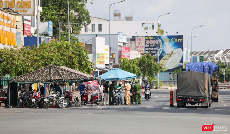 Một chốt kiểm soát trên tuyến giao thông chính