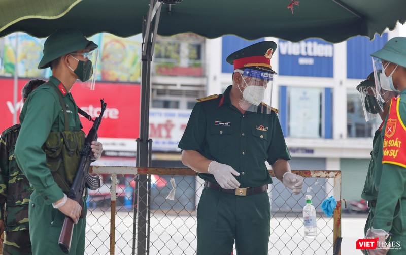 Tại một chốt kiểm soát khác, chỉ huy đang hướng dẫn các chiến sĩ thực hiện nhiệm vụ