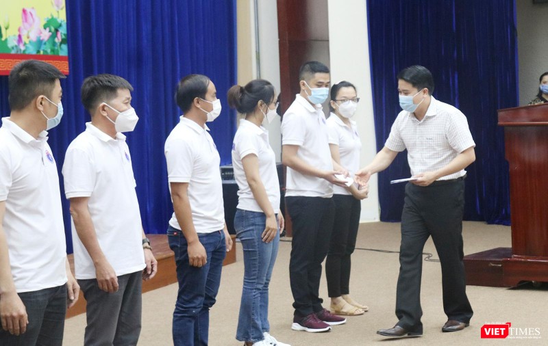 Ông Trần Văn Tân - Phó Chủ tịch UBND tỉnh Quảng Nam tặng quà, động viên các y bác sĩ lên đường vào TP HCM
