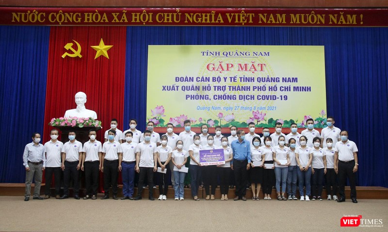 Quang cảnh buổi lễ tiễn đoàn y bác sĩ của ngành y tế Quảng Nam đã lên đường vào TP HCM hỗ trợ chống dịch COVID-19