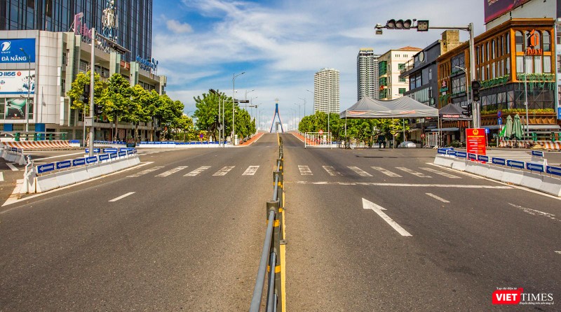 Đường phố vắng không một bóng người