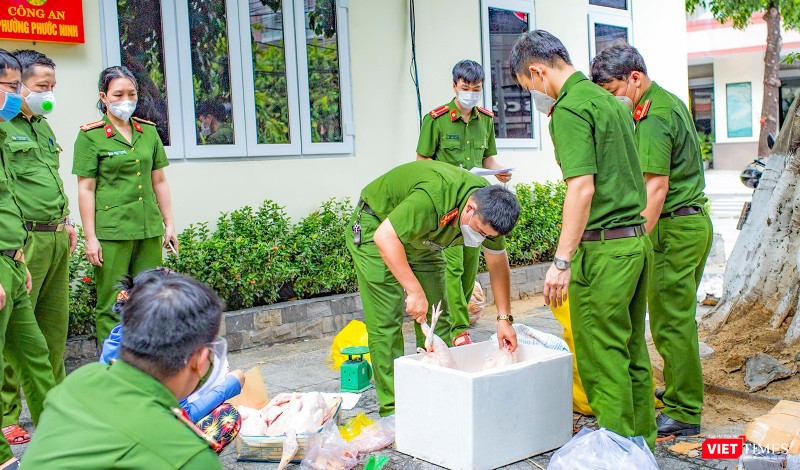 Chuẩn bị hàng để giao cho dân