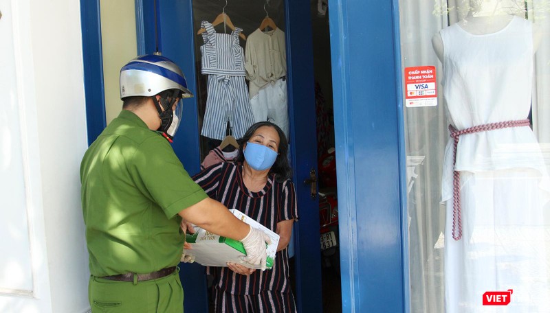 Trao tận tay người dân