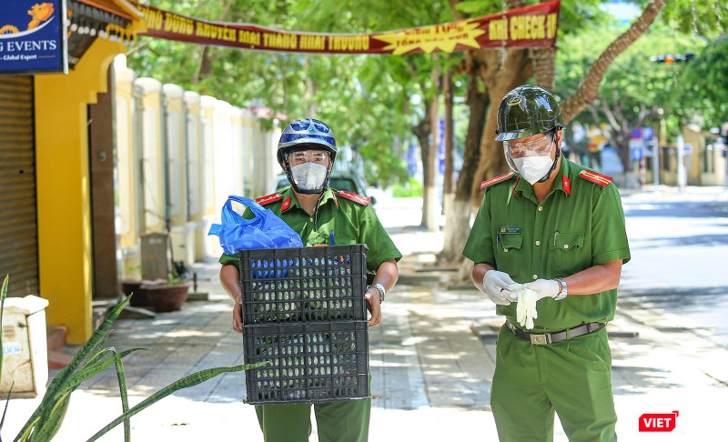 Các chiến sĩ cần mần giao từng thùng nhu yếu phẩm đến dân