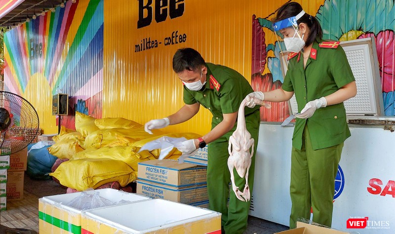 Chiến sĩ công an nhân dân vào vai "người vận chuyển"