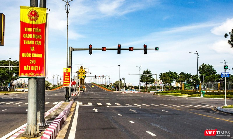 Đướng phố vắng bóng người, chỉ có các anh