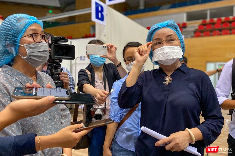 Bà Ngô Thị Kim Yến - tân Phó Chủ tịch UBND TP Đà Nẵng trong chuyến thị sát tại Bệnh viện dã chiến Tiên Sơn khi dịch COVID-19 bùng phát lần 2 tại Đà Nẵng khi đang đảm nhiệm vai trò Giám đốc Sở Y tế TP Đà Nẵng