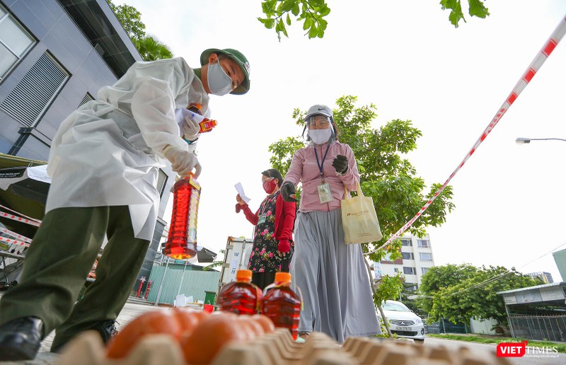 Ở các điểm cung ứng thực phẩm, các chiến sĩ công an vẫn sẵn sàng nhu yếu phẩm phục vụ người dân