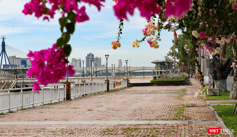 Vỉa hè đường Bạch Đằng tromg sáng ngày 2/9 không một bóng người