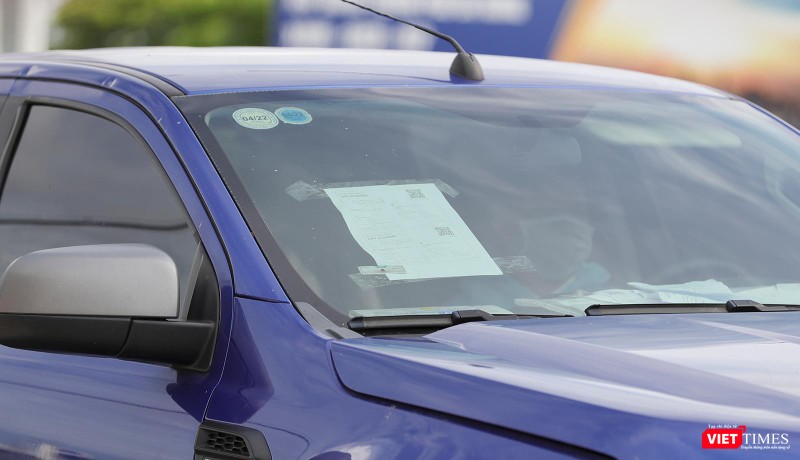 Một trường hợp dán hẵn giấy đi đường trên kính xe để tiện kiểm soát Một trường hợp dán hẵn giấy đi đường trên kính xe để tiện kiểm soát