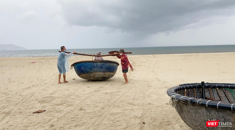 Ngư dân Đà Nẵng cầu chuyển tàu thuyền lên bờ tránh bão sỗ 5