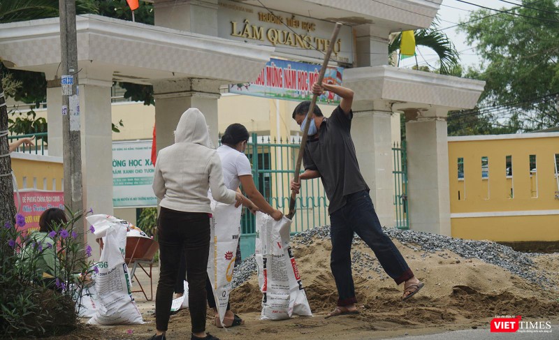 Xúc cát vào bao để chẳng chống nhà cửa