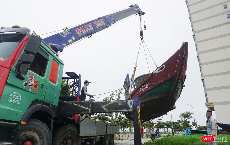 Ngư dân Đà Nẵng cẩu tàu thuyền lên bờ tránh trú bão số 5
