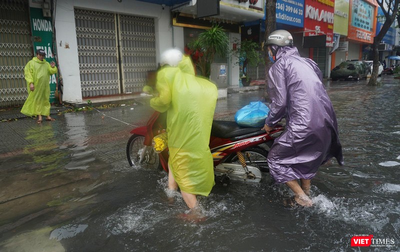 Xe máy bị tắt máy do vào khu vực nước sâu