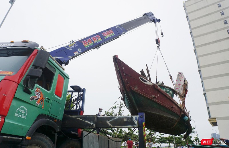 Ngư dân Đà Nẵng cẩu tàu thuyền lên bờ tránh bão số 5