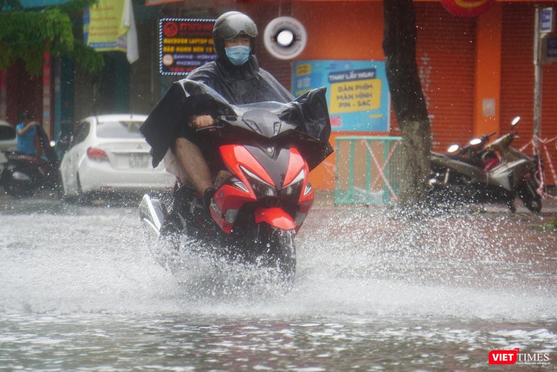 Bắt đầu từ sáng ngày 11/9, Đà Nẵng đã bắt đầu có gió to và mưa lớn khiến nhiều tuyến đường bị ngập sâu