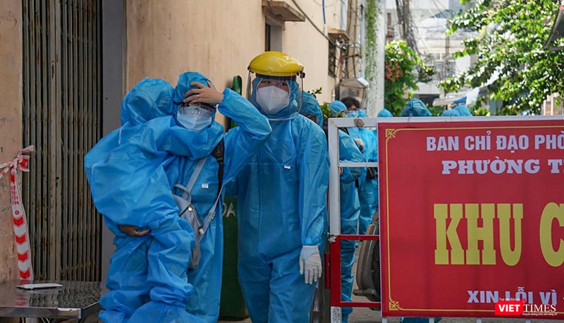 Lực lượng y tế hỗ trợ người dân phòng dịch COVID-19 trong bối cảnh dịch bệnh bùng phát