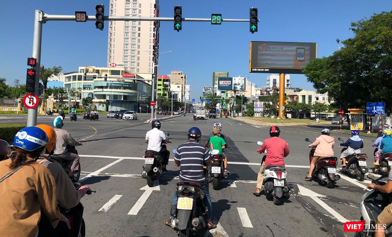 Người dân ra đường đông hơn