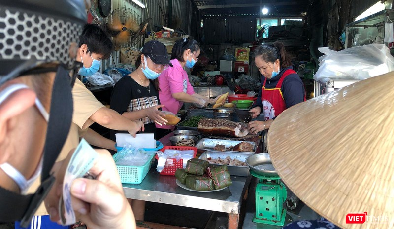 Hàng quán tiếp tục được bán mang về