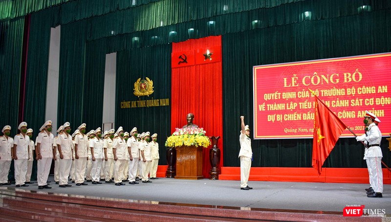 Đại diện lực lượng cán bộ, chiến sĩ Tiểu đoàn CSCĐ dự bị chiến đấu tuyên thệ tại buổi lễ Đại diện lực lượng cán bộ, chiến sĩ Tiểu đoàn CSCĐ dự bị chiến đấu tuyên thệ tại buổi lễ