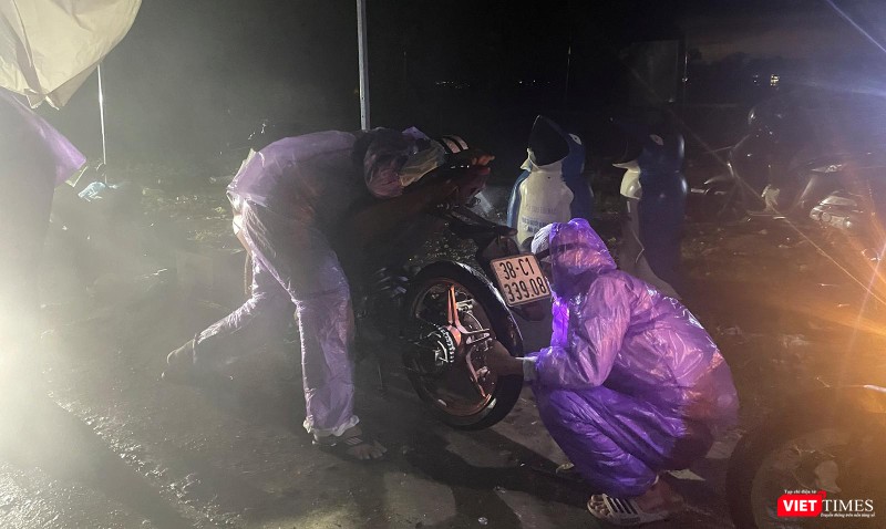 Trước khi di chuyển qua hầm, phương tiện xe máy của người dân được đội sinh viên tình nguyện ĐH Đông Á sửa chữa, bảo dưỡng để tiếp tục hành trình về quê