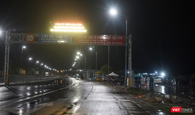 Tất cả các phương tiện đi qua hầm Hải Vân được điều tiết tạm dừng lưu thông để phục vụ đoàn người đi xe máy về quê