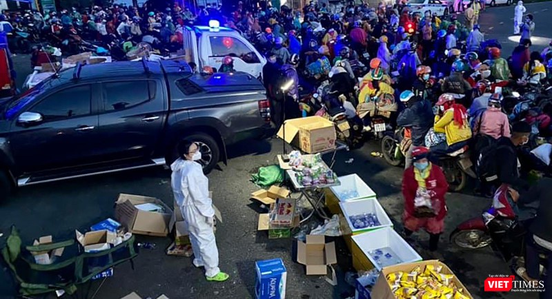 Các đoàn thiện nguyện cung cấp nước uống, thức ăn cho đoàn người từ phía Nam về quê (ảnh Vương Trần)