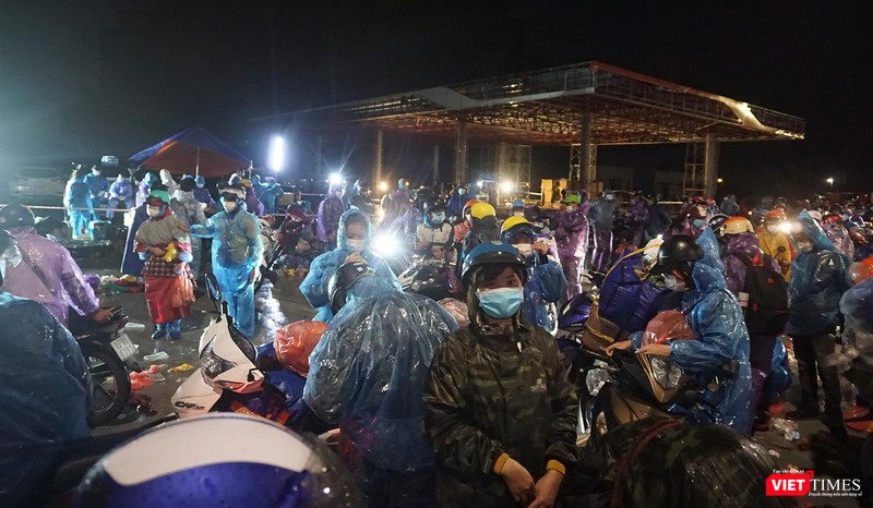 Người dân tập trung chuẩn bị đi qua hầm Hải Vân