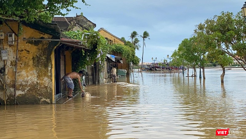 Người dân Hội An dọn dẹp bùn đất