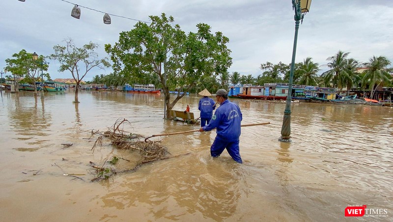 Lực lượng công nhân vệ sinh "gom rác" trong mùa lũ