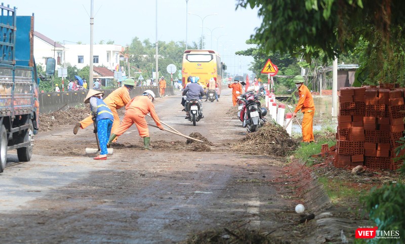 Lực lượng chức năng vệ sinh mặt đường trên Quốc lộ 1A để đảm bảo an toàn giao thông cho phương tiện qua lại