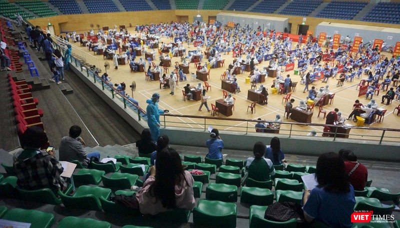 Quang cảnh ngày đầu tiên Đà Nẵng triển khai tiêm vaccine phòng COVID-19 cho trẻ dưới 18 tuổi tại Cung thể thao Tiên Sơn