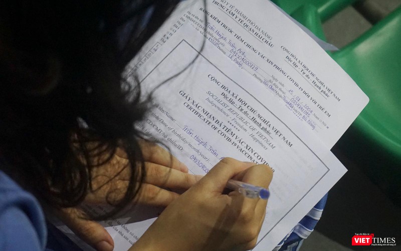Điền vào giấy xác nhận sau khi tiêm