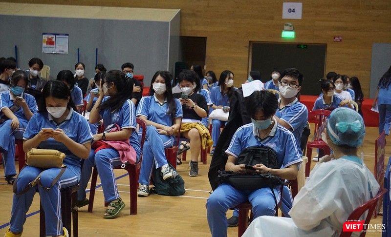 Nhân viên y tế theo dõi các học sinh sau khi tiêm